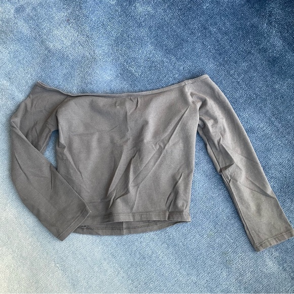 ⚠️LAST CHANCE Hollister Gray 3/4 Off the Shoulder Crop Top - Picture 3 of 3